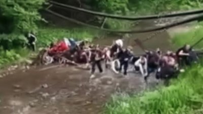 Опубліковано відео обвалу мосту з дітьми на Буковині