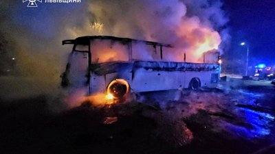 У Львові вогнеборці ліквідували пожежу автобуса