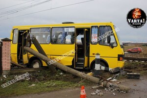 Біля Львова у зіткненні локомотиву та маршрутки загинув пасажир (фото, відео)