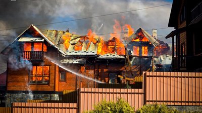 Масштабна пожежа на Львівщині: вогнеборці врятували від полум’я церкву, магазин та будинки