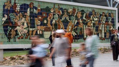 У Львові відреставрували панно «Збір винограду»