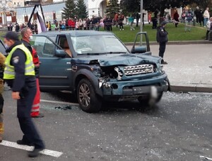 З’явилось відео моменту наїду позашляховика на людей посеред Хрещатика (відео 18+, фото)