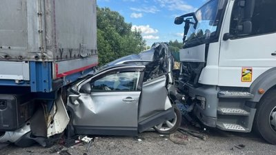 У поліції Львівщини повідомили подробиці ДТП за участі двох вантажівок і кросовера (ФОТО)