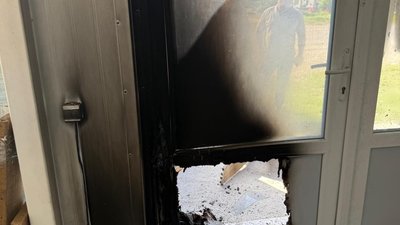 Поліція розшукує зловмисника, який скоїв підпал будівлі на кладовищі у Самборі (ФОТО, ВІДЕО)