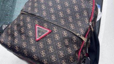 Спіймали ще до заяви: у Львові патрульні затримали ймовірного крадія з жіночим рюкзаком