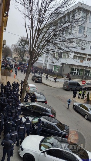 У Львові натовп перекрив вулицю біля суду де обирають запобіжний захід Стахіву (ФОТО, ВІДЕО)