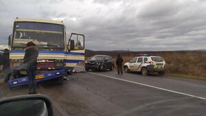 На Івано-Франківщині в ДТП потрапили автобус та позашляховик (фото)