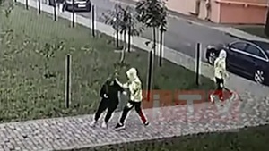 З’явилося відео нападу братів близнюків з ножем на жінку (ВІДЕО)