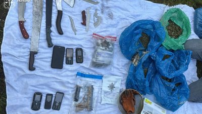 На Самбірщині судитимуть чоловіка, який вирощував коноплі біля церкви та зберігав зброю