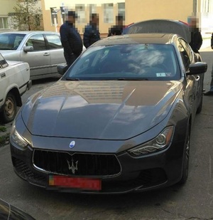 Автомобіль Maserati із сумнівними номерами виявила поліція у Львові