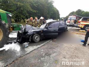 На Прикарпатті автомобіль на швидкості влетів в трактор - люди загинули на місці (фото, відео)