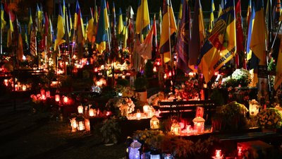 У Львові одночасно запалять лампадки на полях почесних поховань захисників