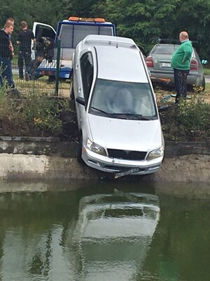 На вулиці Стрийській водій іномарки протаранив огорожу стадіону та злетів у пожежну водойму (фото)