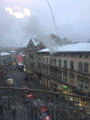 В центрі Львова гасили пожежу в квартирі: загорівся диван (фото) ОНОВЛЕНО