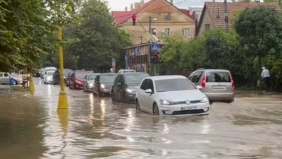 Після зливи вулиці Ужгорода перетворилися на річки