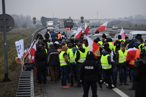 Протестувальники перекрили найважливішу трасу в країні: одна з вимог польських "жовтих жилеток" стосується й України (фото, відео)