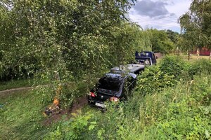 Стало погано: на Львівщині водій легковика врізався в дерево й опинився в кюветі (фото)