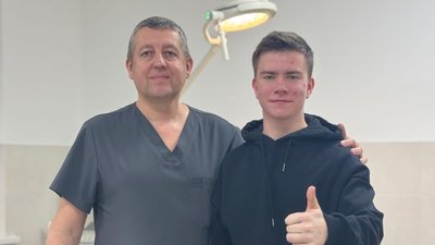 Хірурги Львова відновили палець школяру який порізав руку шинкуючи капусту