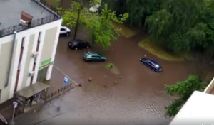 У Львові через зливу потоп на вулицях (фото, відео)