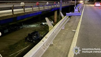У Києві водій автомобіля злетів із мосту та загинув