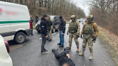 Затримали співробітників банку з Львівщини, які доставляли чоловіків до кордону в інкасаторському автомобілі (ФОТО)
