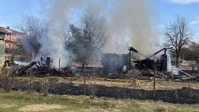 На Львівщині через підпал сухої трави загорівся будинок
