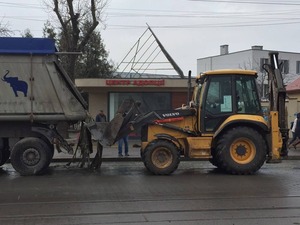 У Львові з вантажівки на трамвайну колію висипалося сміття (фото, відео)