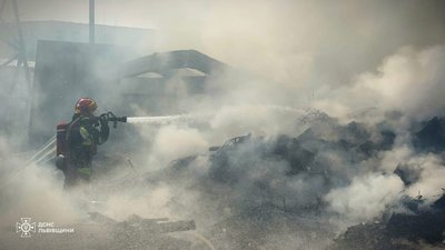 На Львівщині вогнеборці ліквідували масштабну пожежу на складі