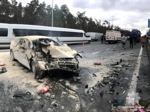 Врізався в вантажівку і спалахнув: з’явилося відео з місця ДТП під Києвом (ВІДЕО, ФОТО)