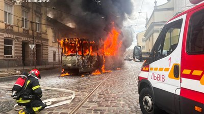 Рятувальники ліквідвали пожежу трамваю у Львові