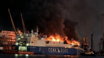 В Одесі після вибухів спалахнуло судно