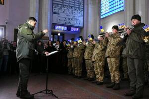 На залізничному вокзалі вшанували загиблих у Крутах маршем «Героям Крут» (фото)