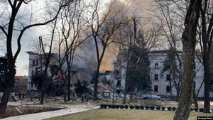 Під завалами Маріупольського драмтеатру залишається більше тисячі людей