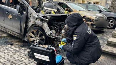 На Франківщині неповнолітній син військовослужбовця на замовлення РФ спалив автомобіль (ФОТО)