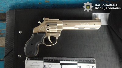 У Києві чоловік пограбував дівчину, погрожуючи іграшковим пістолетом