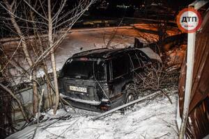 Зніс паркан та кидався на журналістів: у Києві п'яний водій спричинив ДТП (ФОТО/ВІДЕО)