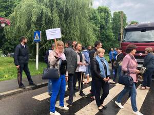 Через незадовільний стан доріг, люди перекрили проїзд вантажівкам (ФОТО)