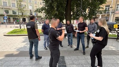 У Львові судитимуть ексвикладача університету, який продавав «квитки» за кордон за 18 тисяч доларів