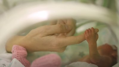 У Львові медики майже чотири місяці виходжували передчасно народжену дівчинку вагою 620 грамів