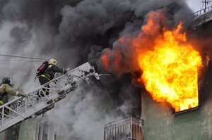 У Львові рятувальник вивільнили людей із палаючої будівлі