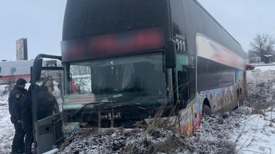 На трасі «Львів-Луцьк» автобус вилетів у кювет: госпіталізували трьох жінок