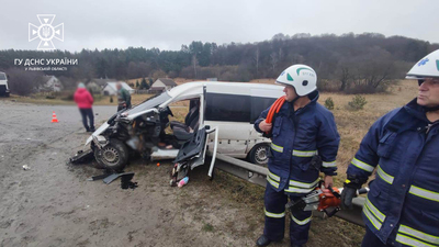 На Львівщині водійка не впоралася з керуванням і влетіла у відбійник (ФОТО)