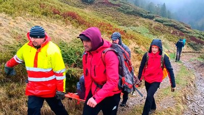 На Закарпатті 59-річний турист травмував ногу в горах, його врятували фахівці ДСНС (ФОТО)