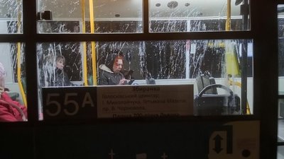 У Львові у День Святого Миколая обкидали яйцями автобус