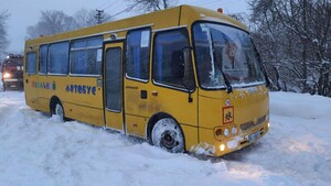 У Львівській області рятувальники витягали зі сніжних заметів три шкільні автобуси (фото).