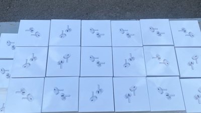 Контрабанду навушників і сумок виявили на кордоні у мешканки Волині