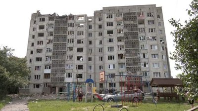 У Луцьку демонтують пошкоджену російською ракетою багатоповерхівку