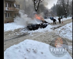 У Львові посеред вулиці загорівся автомобіль (фотофакт)