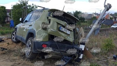 На Львівщині автомобіль зіткнувся з поїздом (ФОТО, ВІДЕО)