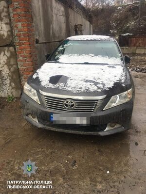 Викрадене в Тернополі, знайшли у Львові: авто "Toyota" із розбитим вікном покинули біля львівських гаражів (фото)